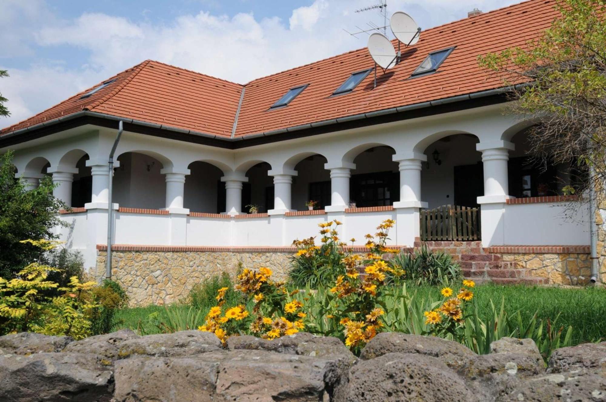Somogy Kertje Ueduelofalu Es Etterem Bonnya Экстерьер фото